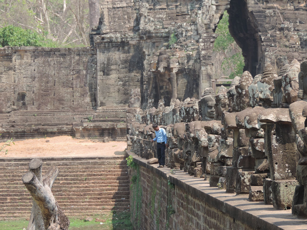 Pescador en la Puerta Sur de Bayon, Siem Reap, Camboya