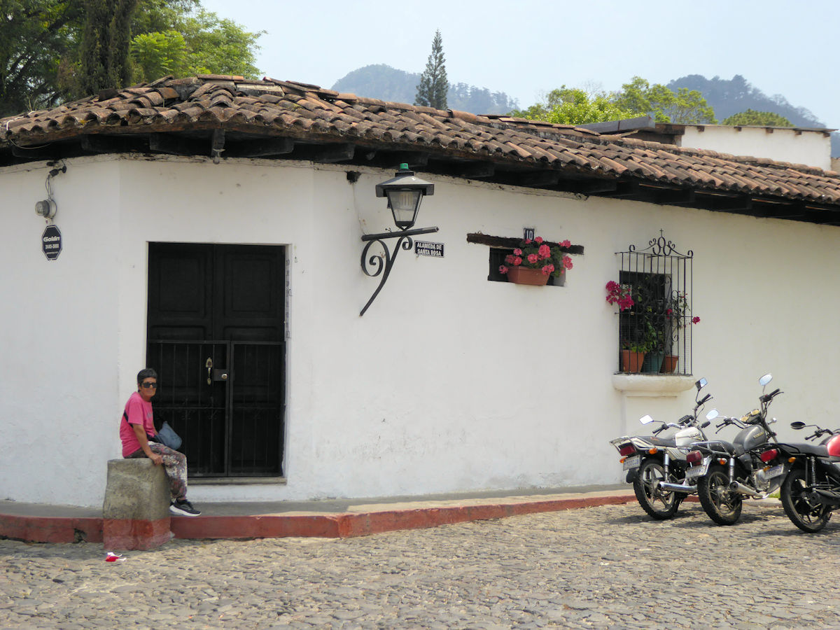 Turista en el inicio de la Alameda Santa Rosa, Antigua, Guatemala