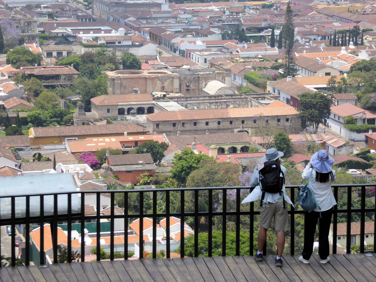 Antigua desde el Cerro de la Cruz, Antigua, Guatemala