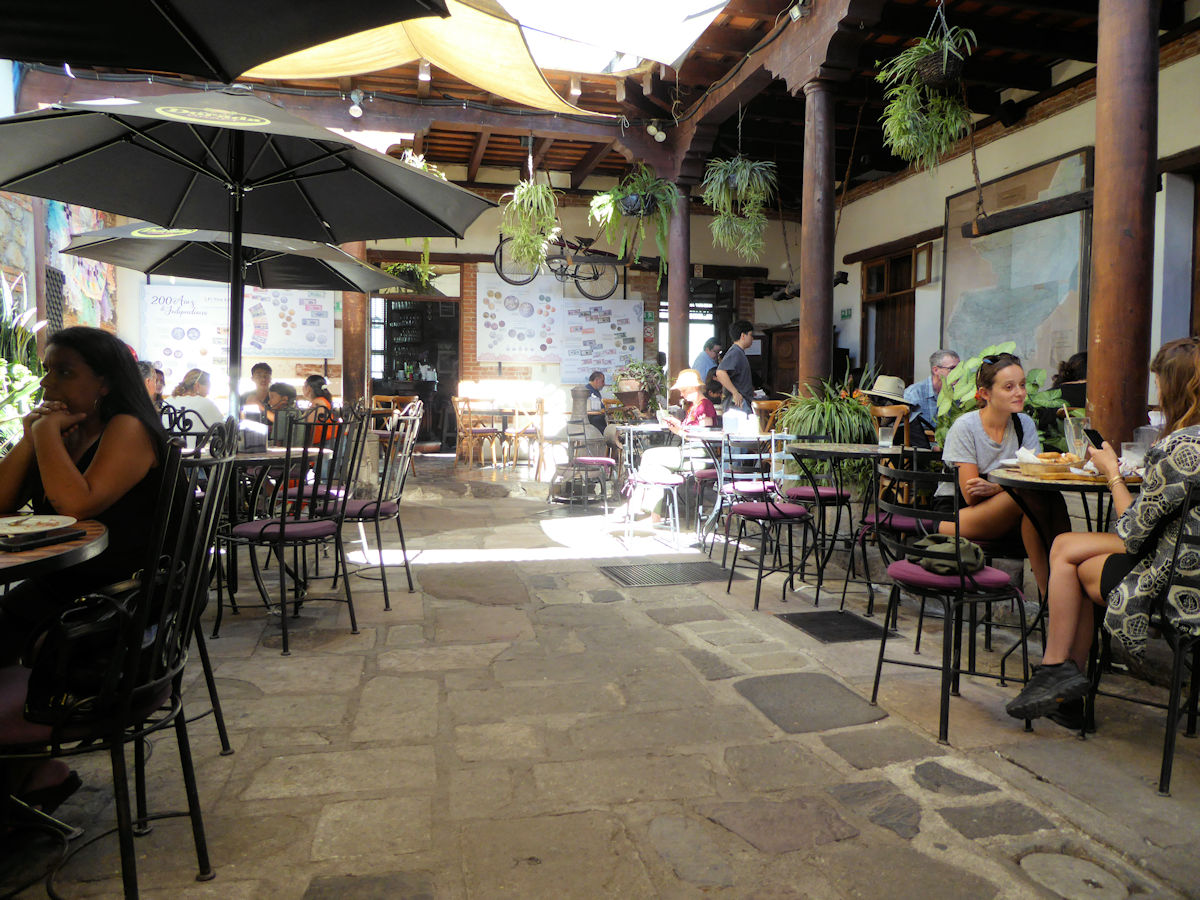 Turistas en el Viejo Café, Antigua, Guatemala