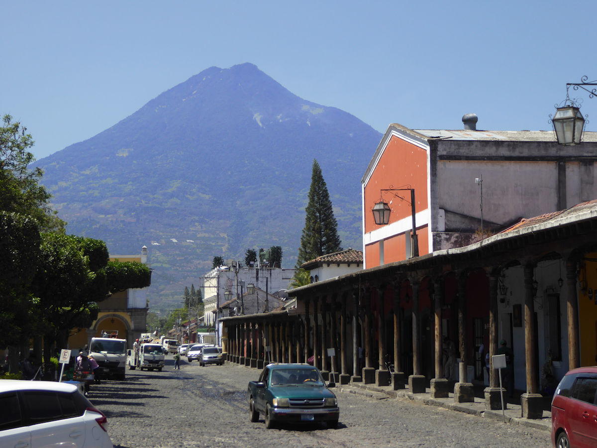 Volcán de Agua desde el Parque Central, Antigua, Guatemala
