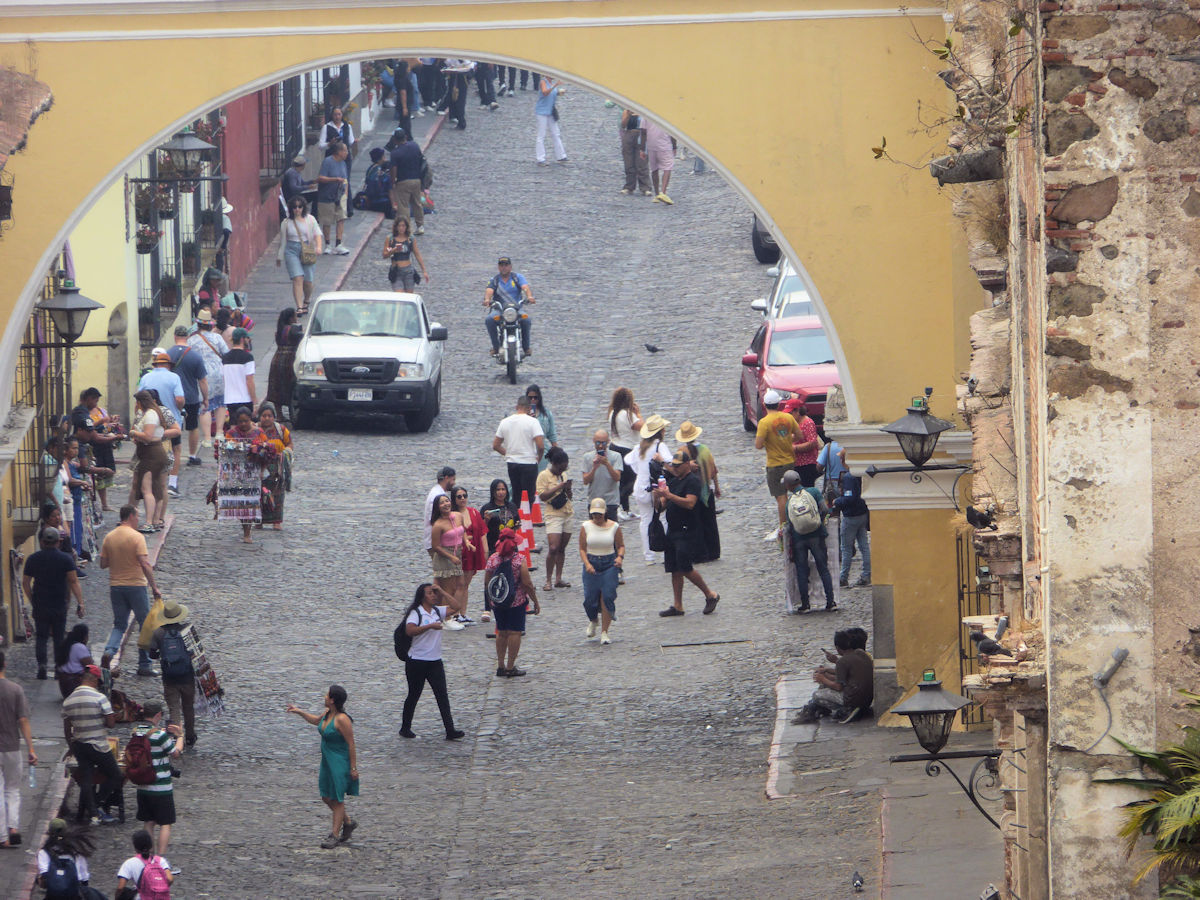 Gentes en el arco de Santa Catalina, Antigua, Guatemala