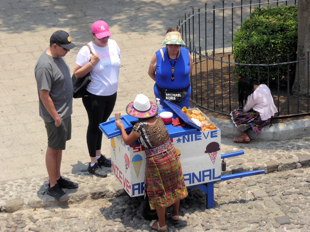 Vendedora de helados en el parque central, Antigua, Guatemala
