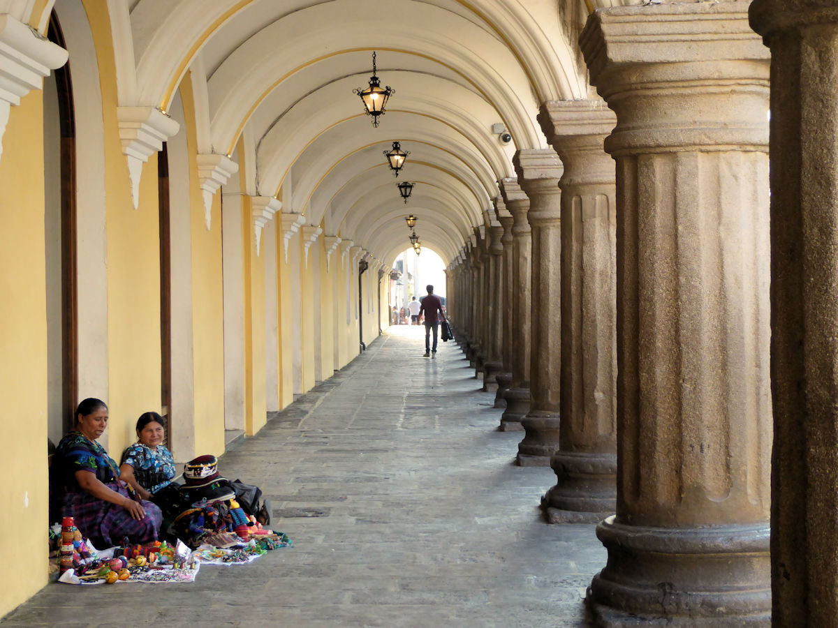 Vendedoras de artesanías, Palacio de los Capitanes Generales, Antigua, Guatemala