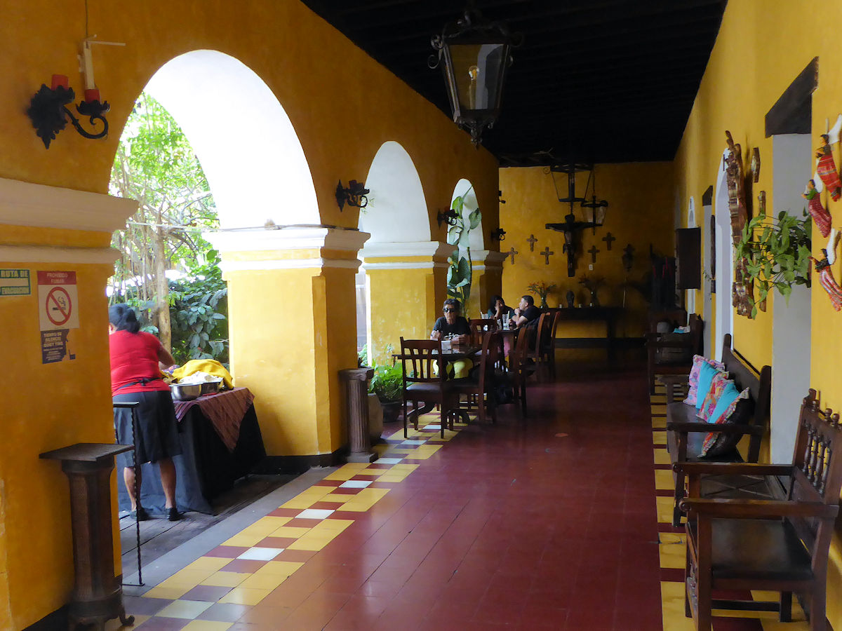 Almuerzo en el hotel del Convento de Santa Catalina, Antigua, Guatemala