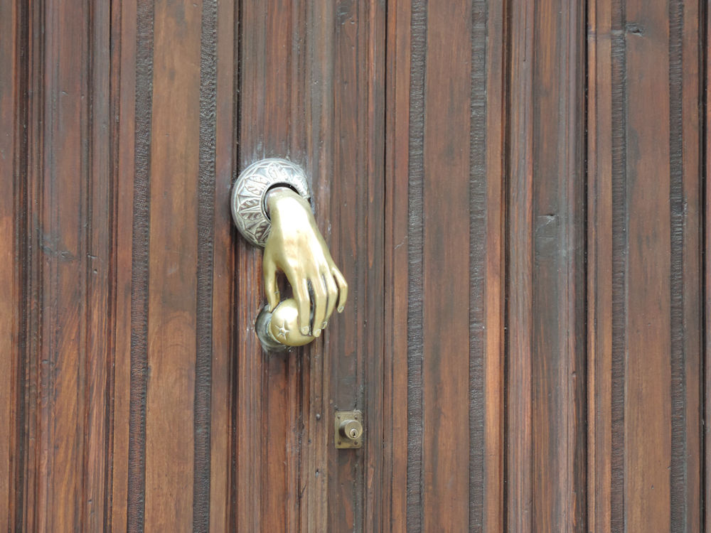 Lamador de un portal de Ávila, España