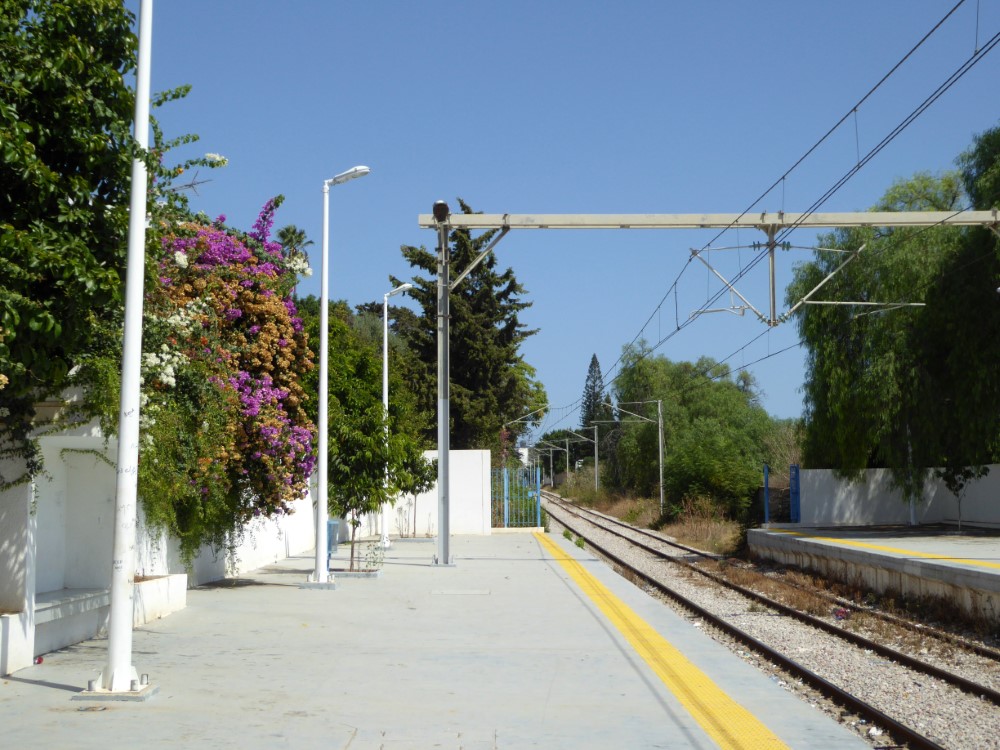 Estaçãodo trem TGM nas ruínas de Cartago, Tunísia