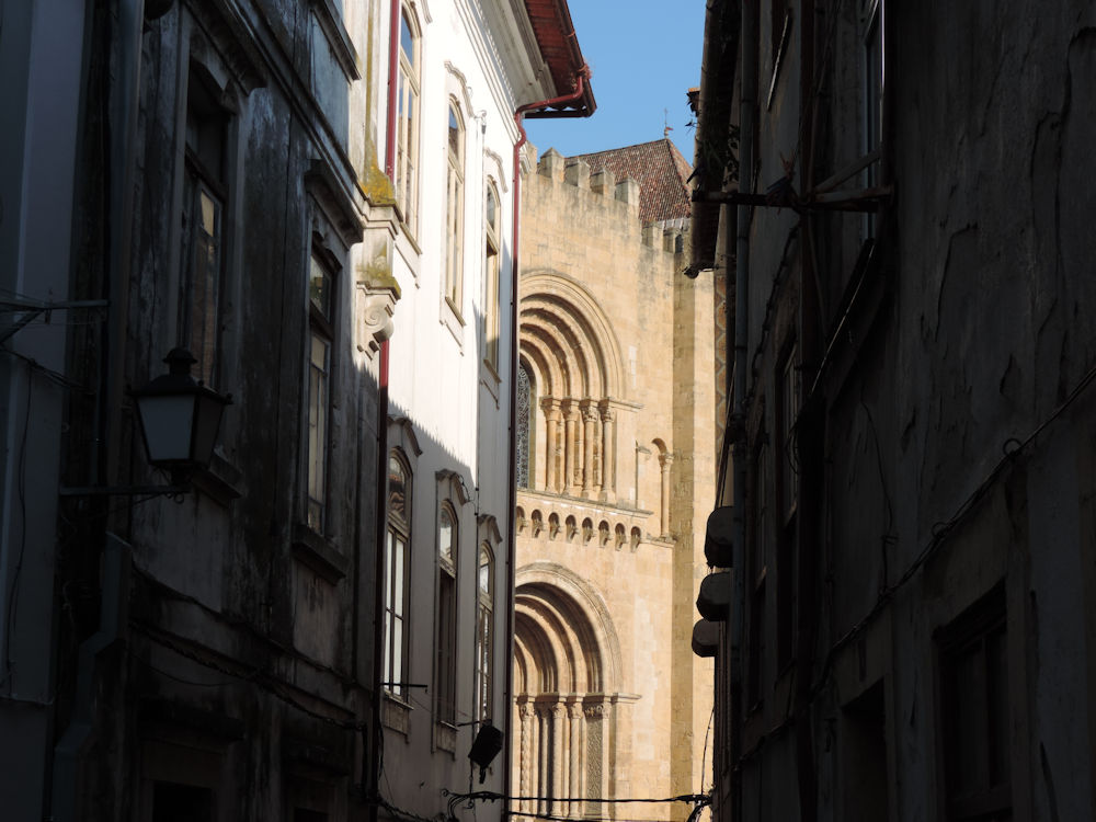 Calle y catedral, Coimbra, Potugal