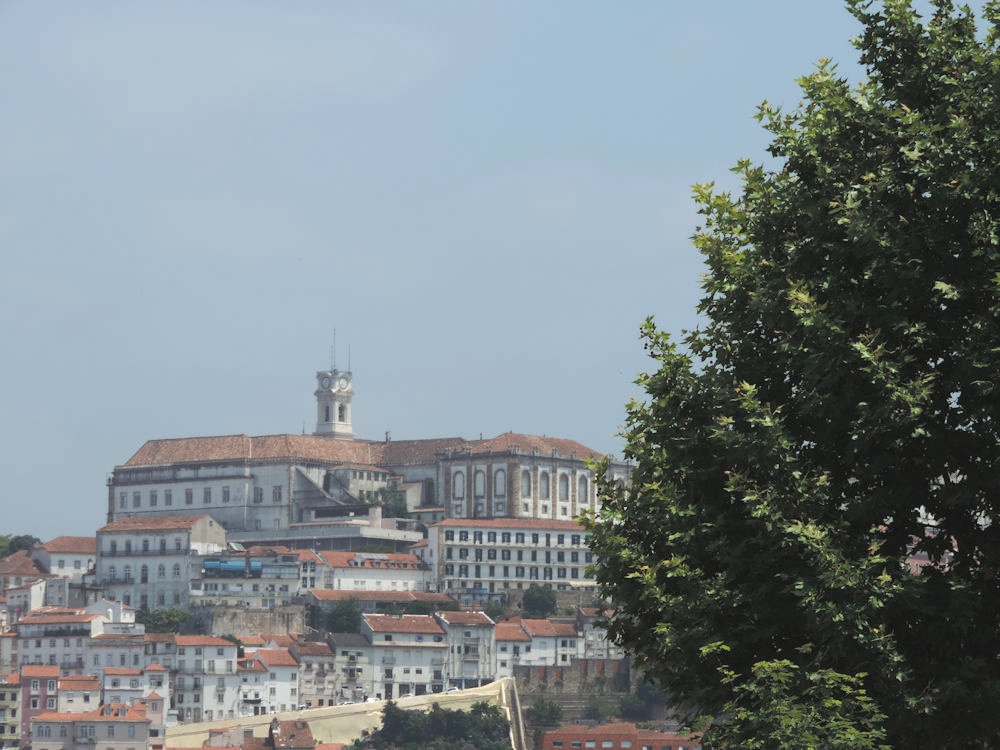 Al fondo, la Universidad de Coimbra, Coimbra, Portugal