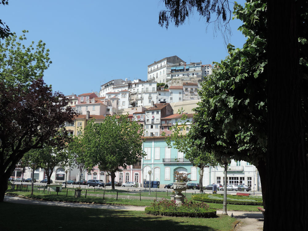 La ciudad de Coimbra desde el río, Coimbra, Portugal