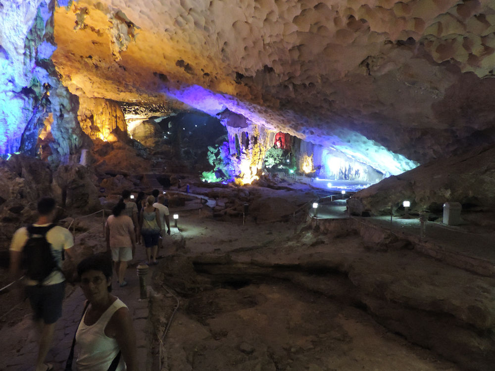Gruta Hang Sung Sot. Baía de Halong, Vietnã