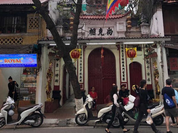 Portal de una pagoda en Hanoi, Vietnam