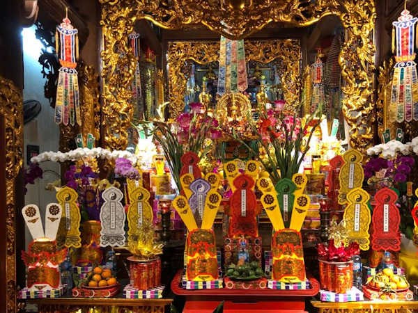 Interior de una pago a en Hanoi, Vietnam