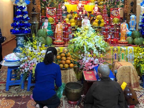 Interior de una pagoda en Hanoi, Vietnam