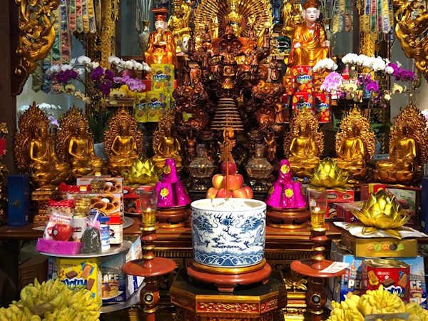 Interior de una pagoda en Hanoi, Vietnam