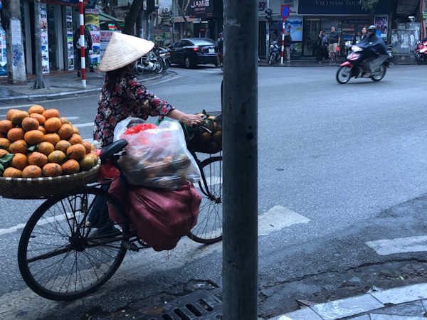 Vendedora en Hanoi, Vietnam
