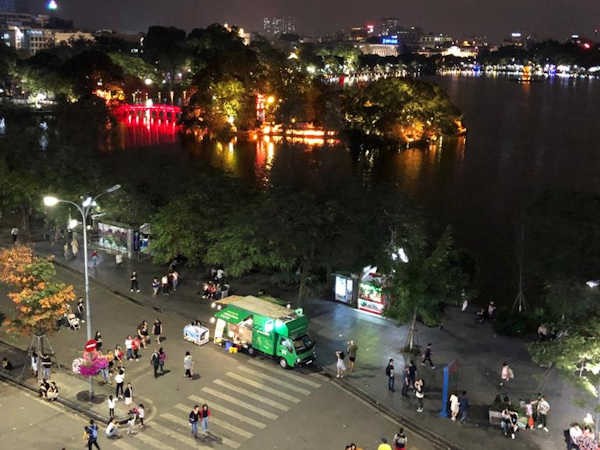 Calle frente al lago, Hanoi, Vietnam