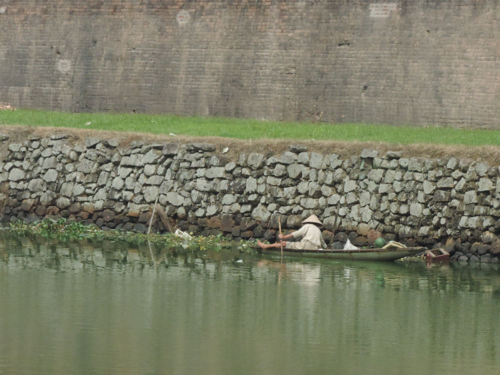 Pescador no fosso da Cidade Proibida, Hue, Vietnã