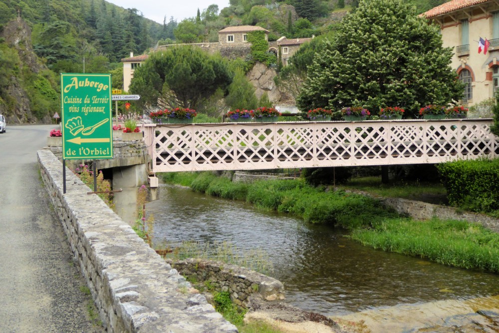 Ponte sobre o rio L'Orbiel, vila de Lastours, Aude, França