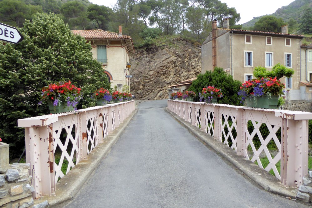 Ponte sobre o rio L'Orbiel, vila de Lastours, Aude, França