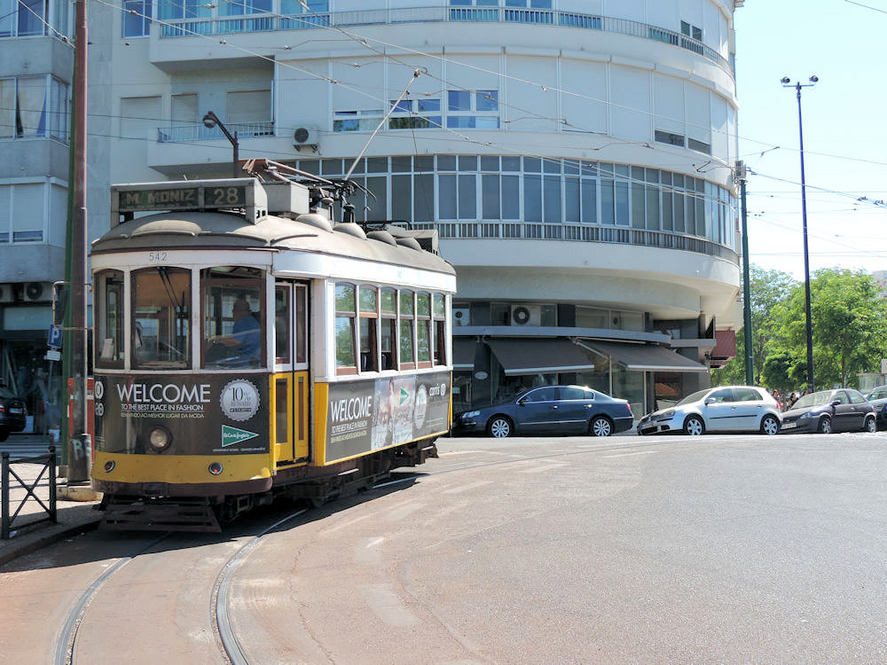 Antigo e turístico eléctrico 28, bairro dos Prazeres, Lisboa, Portugal