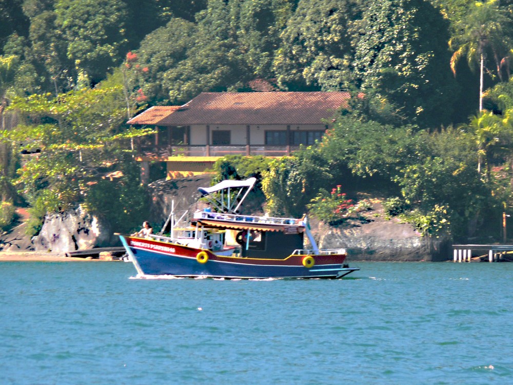 Baleeira turística en la Bahia da Ilha Grande, Rio De Janeiro, Brasil