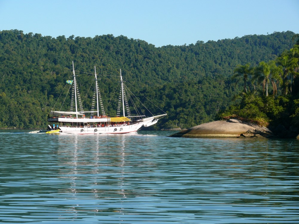 Escuna turística en la Bahia da Ilha Grande, proximidades de Paraty, Rio De Janeiro, Brasil