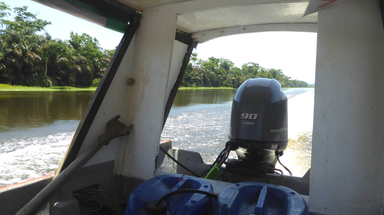 Lancha  pública de Limón a Tortuguero