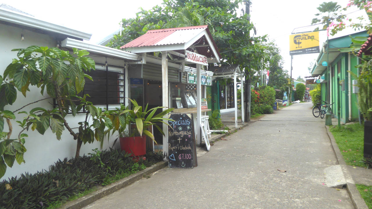 El pueblo de Tortuguero y su "calle" principal