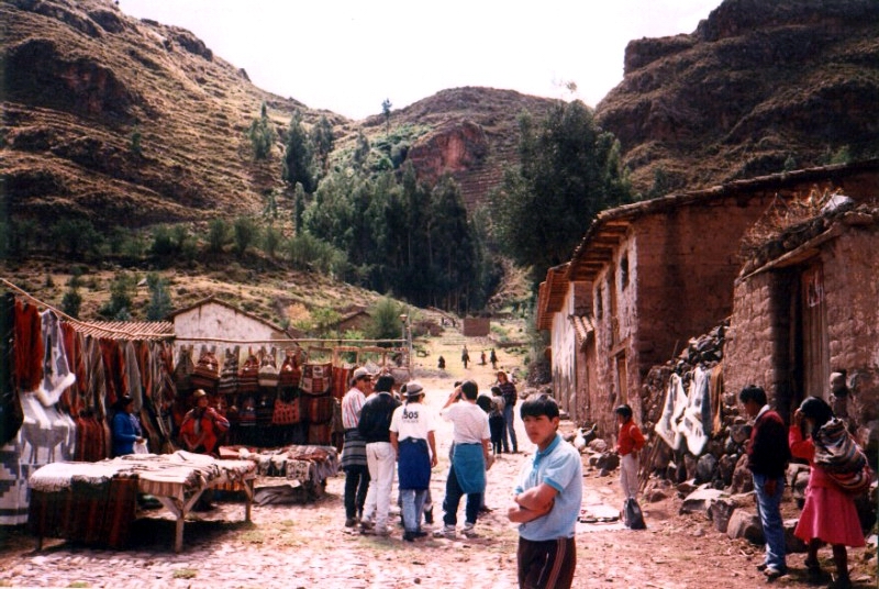 Mercado artesanal en Pissac, Perú