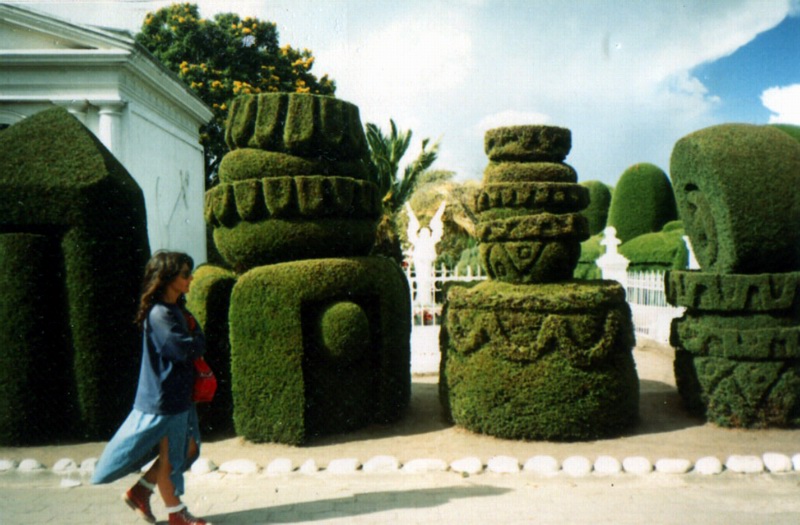 Arte topiario enel cementerio de Tulcán, Ecuador