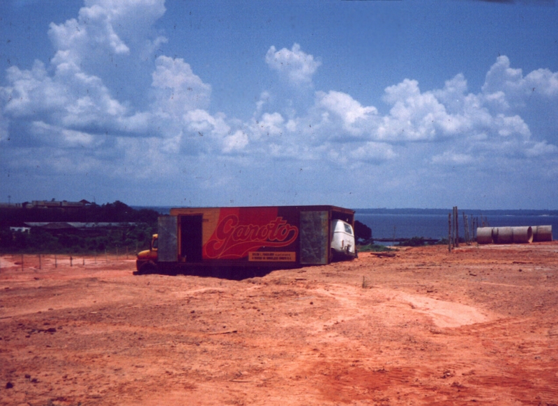 Cargando la kombi en un camión, Manaos, Brasil