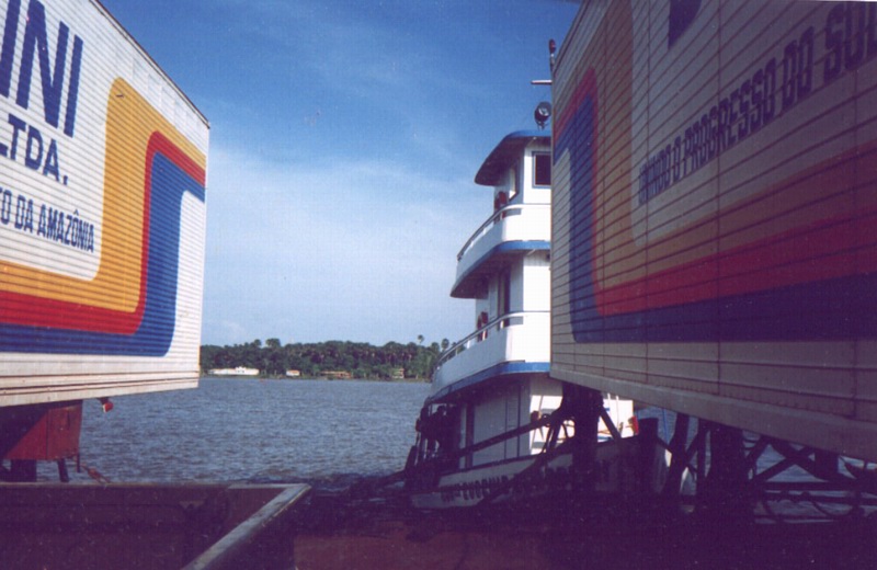 Navegación del río Amazonas en balsa, Brasil