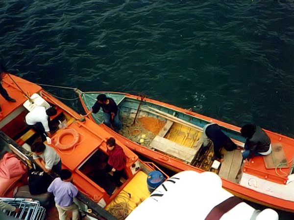 Desembarque do MN Calbuco em Ayacara, região de Aysén, Chile