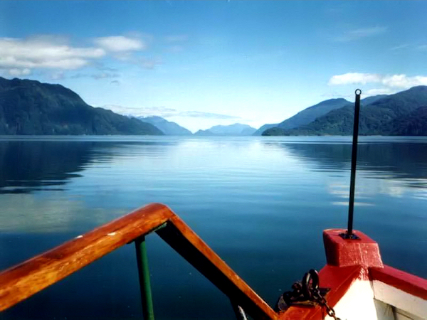 Navegación desde Puerto Chacabuco a Termas del Chiconal, Región del Aysén, Chile