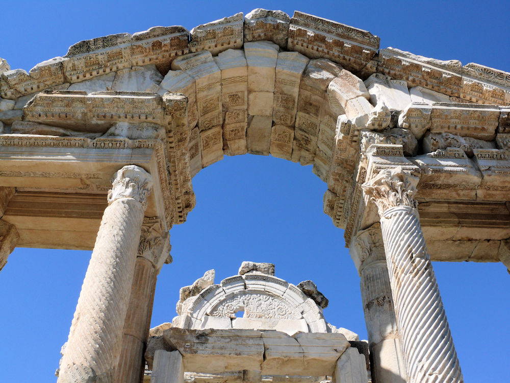 Detalle del arco del tetrapilón en Apphrodisias, Denisli, Turquía