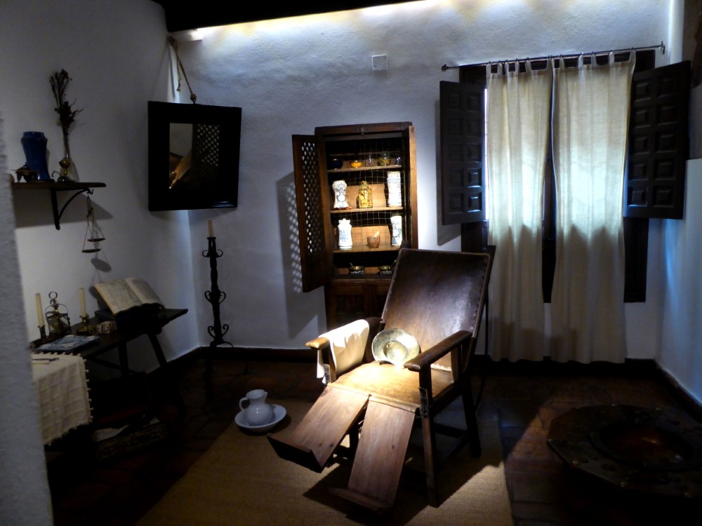Mobiliario en el Museo Casa Natal de Miguel de Cervantes, Alcalá de Henares, España