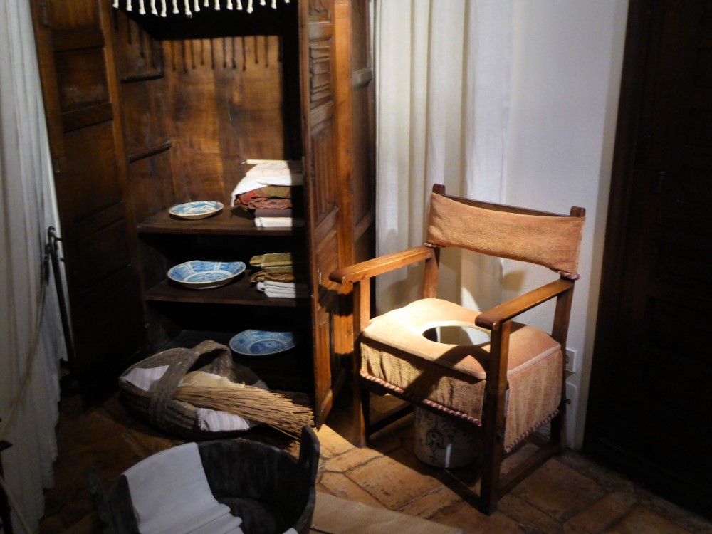 Mobiliario en el Museo Casa Natal de Miguel de Cervantes, Alcalá de Henares, España