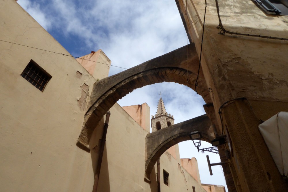 Arcos laterales de la catedral de Alghero, Cerdeña, Italia