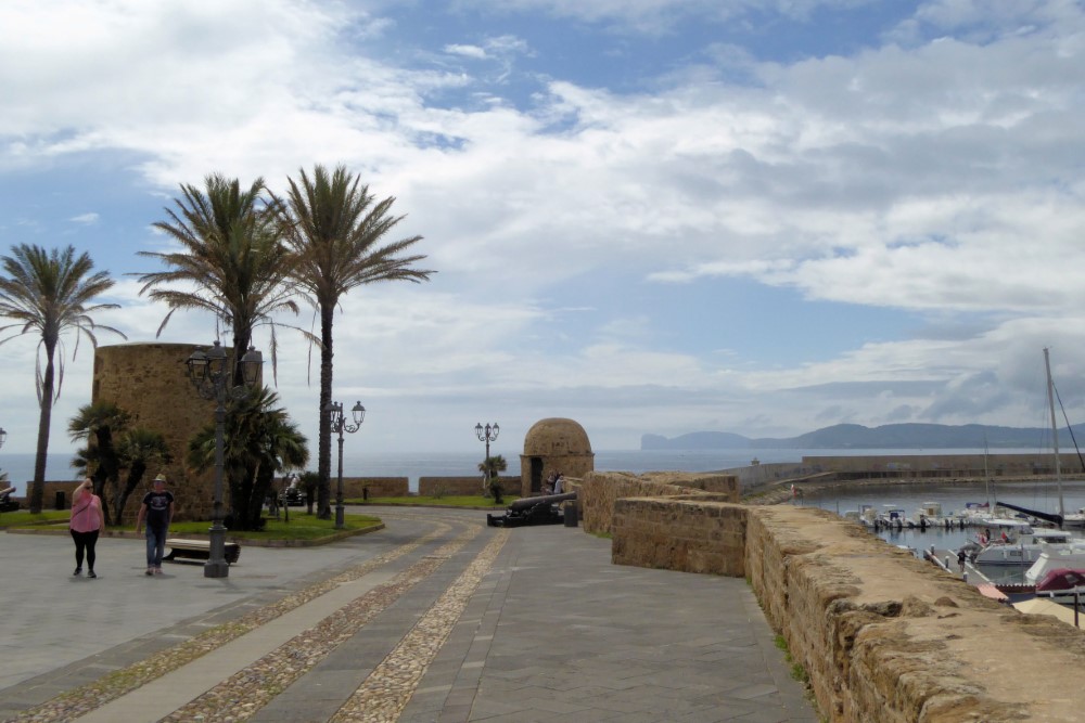 Paseo costanero de Alghero, Cerdeña, Italia