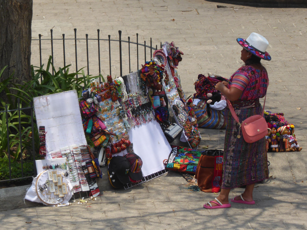 Vendedora de artesanías en el parque central, Antigua, Guatemala
