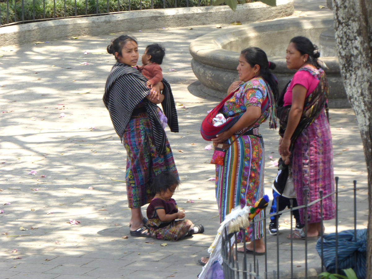 Señoras en el parque central, Antigua, Guatemala