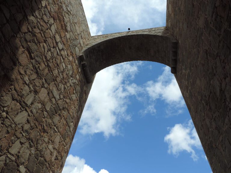 Portal de entrada para o centro histórico de Ávila, Espanha.