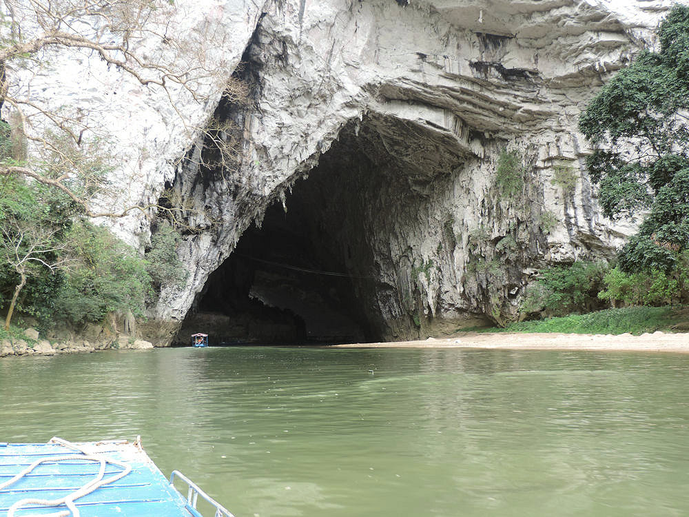 Caverna Puong, atravesada por el rio Nang, Parque Nacional Ba Be, Vietnam