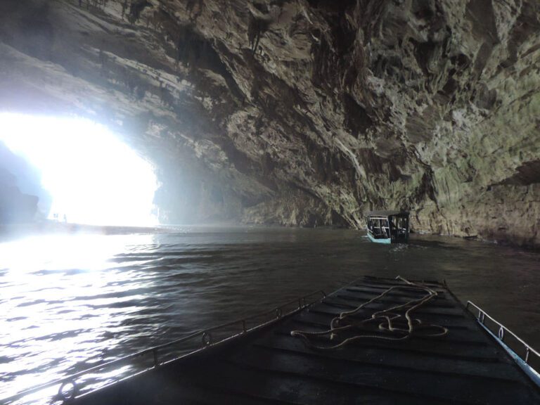 Caverna Puong, atravesada por el rio Nang, Parque Nacional Ba Be, Vietnam