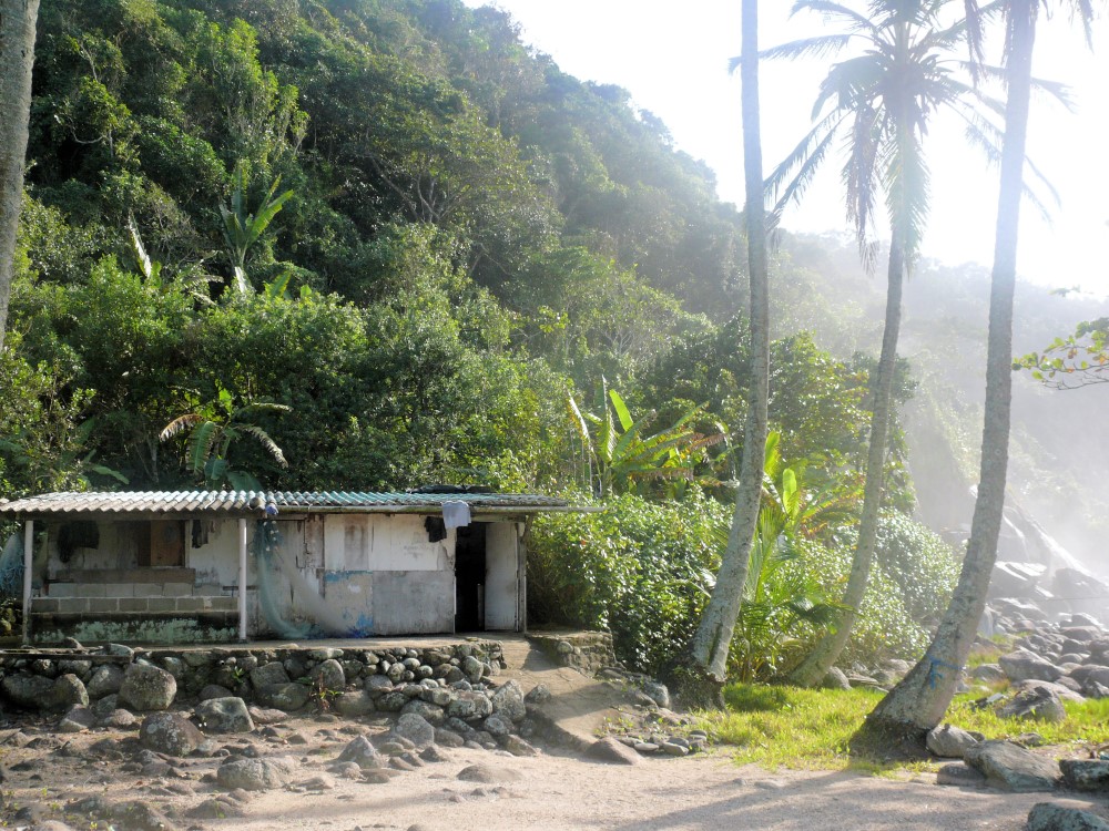 Refufio caiçara en Ponta do Baguarí, Ubatuba, San Pablo, Brasil