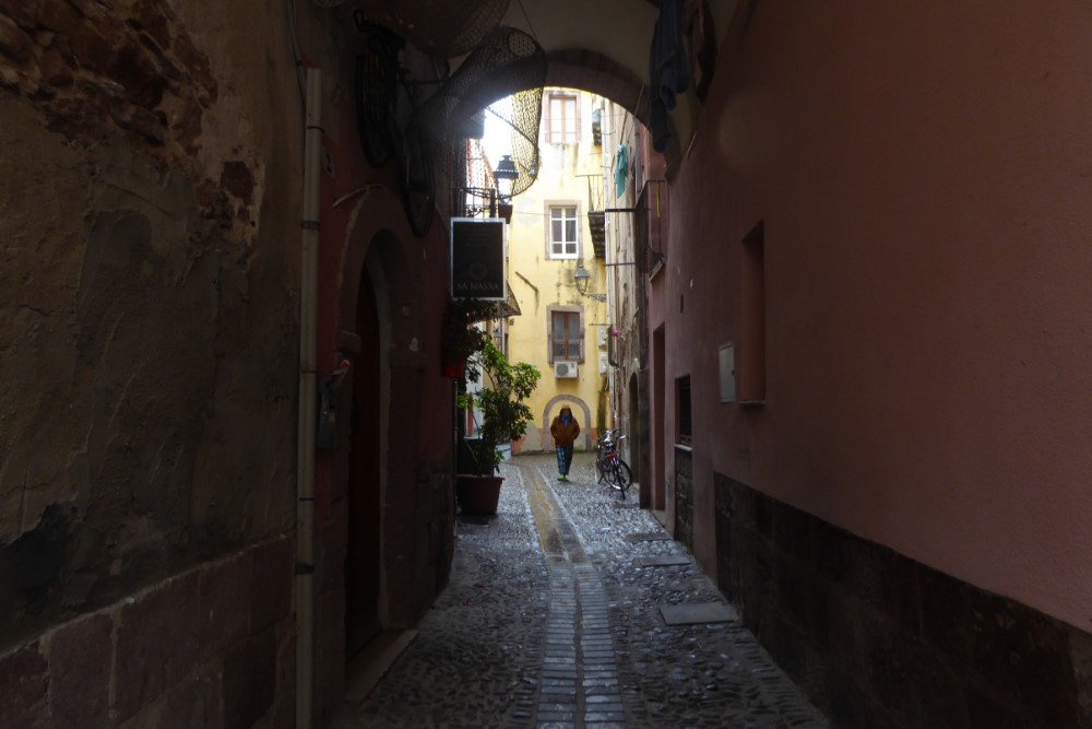 Pasaje de la Ciudad de Bosa, Cerdeña, Italia