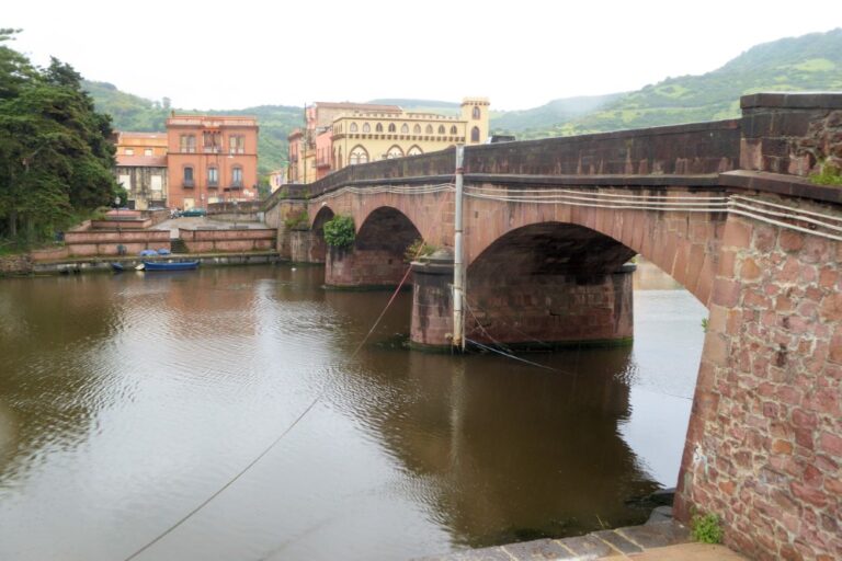 Ponte principal da cidade de Bosa, Sardenha, Itália.