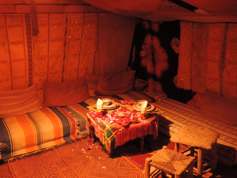 Mesa dispuesta para la cena en la guite d'etape Flilou, Ait Bou Goumez, Marruecos