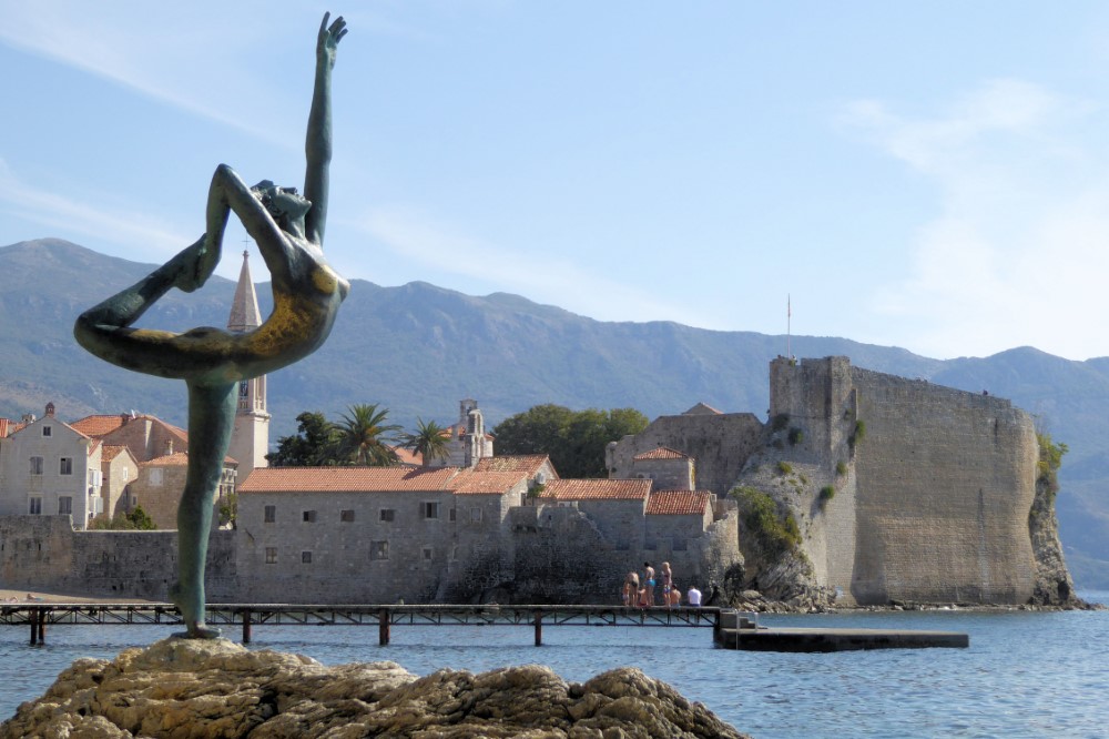 Monumento "Dancing girl" y ciudadela, Budva, Montenegro